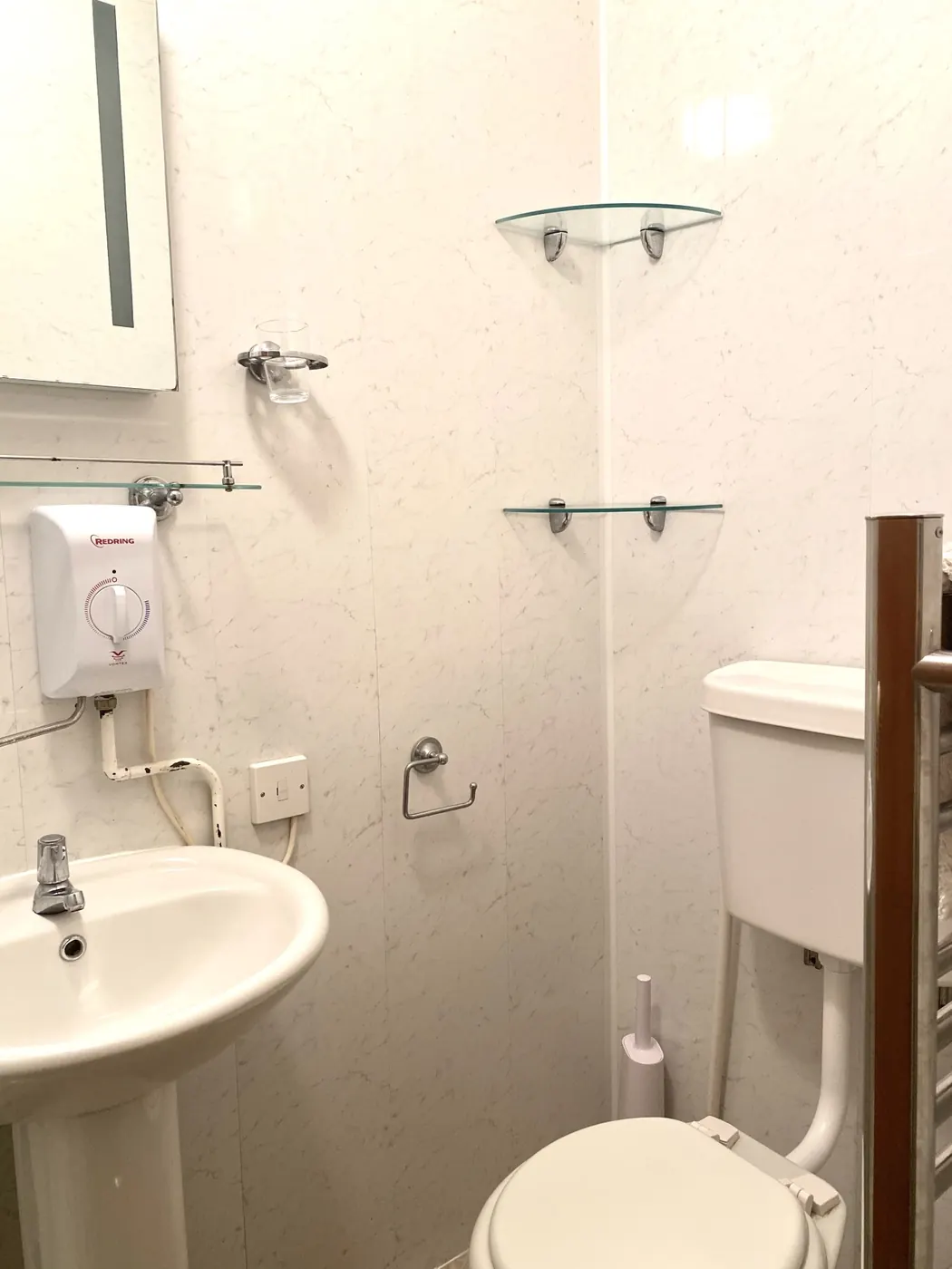 En-suite bathroom in the Large Apartment
